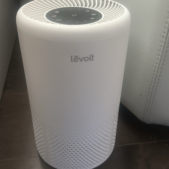 Chic levoit brand HEPA air filter vista 200, like new - Picture 4 of 4